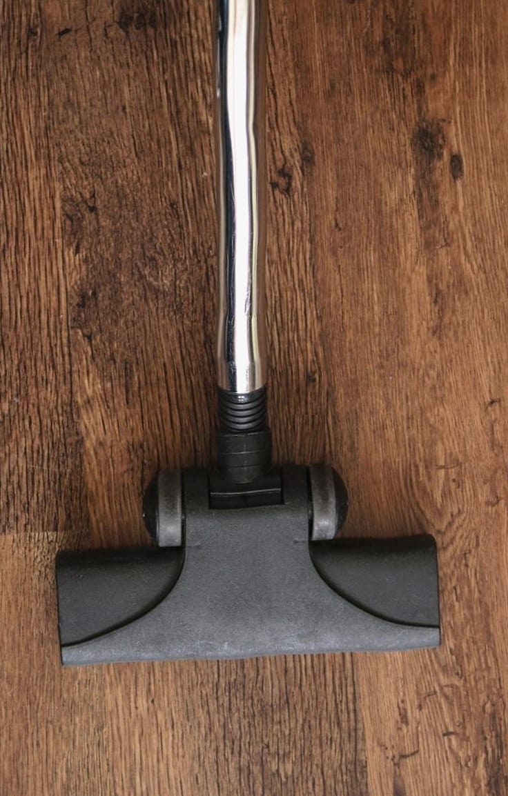 Offerdriveline cleaner degreasing a kitchen rangehood in a Brisbane apartment